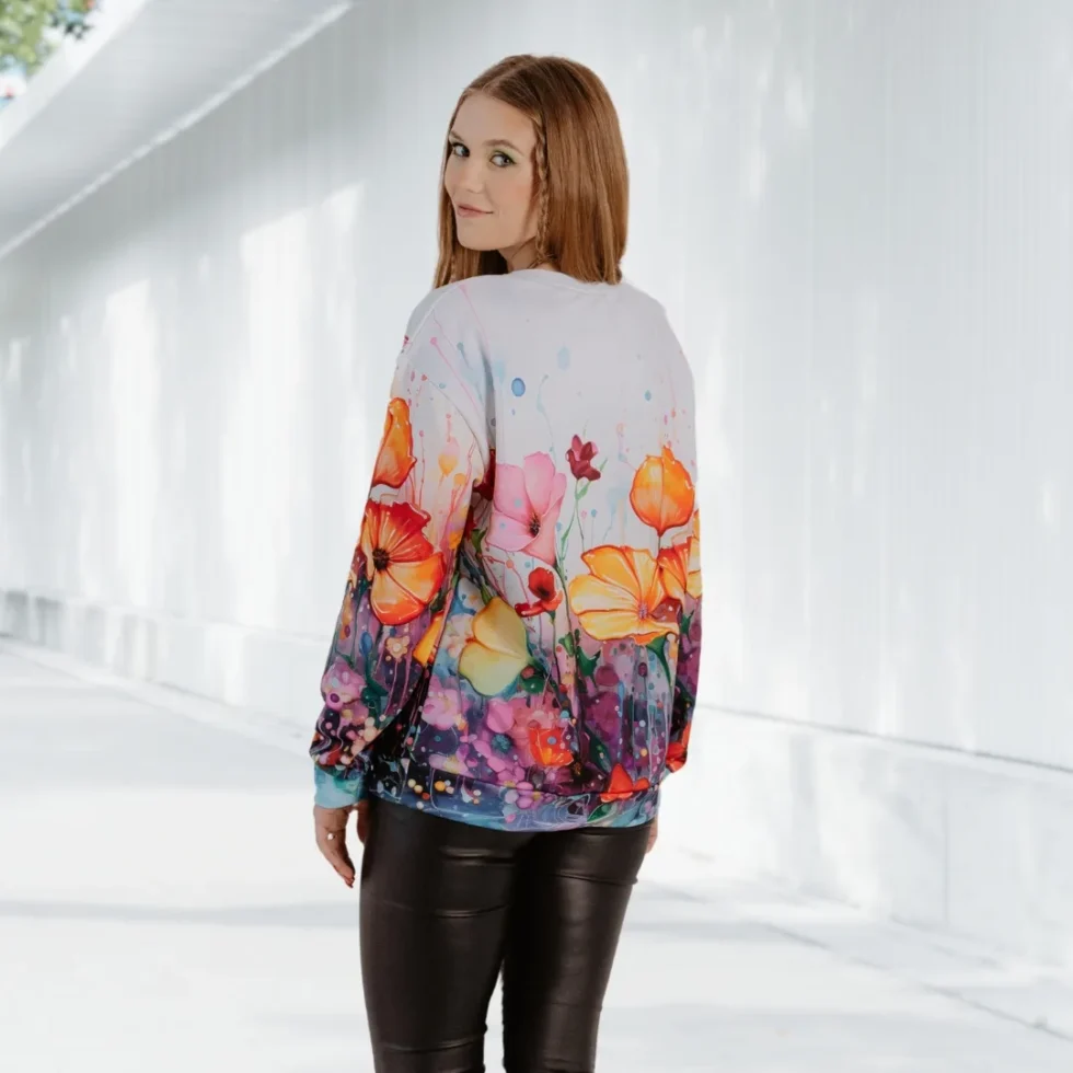 Papildini garderobi ar šo košo un romantisko ziedu apdrukas džemperi, kam dots skanīgs nosaukums Lija! Tas Noteikti piesaistīs apkārtējo uzmanību un Tu saņemsi komplimentus par savu džemperi! Džemperis ir izgatavots no patīkama un izturīga materiāla, kam ir mīksta flīsa iekšpuse un gluda virspuse. Krāsas ir dzīvespriecīgas, lai savu pozitīvo enerģiju Tu varētu paust arī ar savu apģērbu! Tas ir ļoti pateicīgs kombinēšanai ar džinsiem vai jebko, kas Tev liek justies ērti! Džemperi ir pieejami plašā izmēru klāstā – no XS līdz 3XL. Džemperis ir ražots Latvijā! Ja Tev ir svarīga zaļā domāšana, tad Tev būtisks būs fakts, ka džemperis ir izgatavots no otrreiz pārstrādāta materiāla.