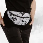 Neaizvietojams aksesuārs aktīviem cilvēkiem. Aizmirsti par piebāztām kabatām vai lielām somām, ja dodies atpūsties, uz festivālu vai vienkārši vēlies papildināt savu koptēlu ar jaunu aksesuāru! Būtiski, ka soma ir izgatavota no ūdensnecaurlaidīga materiāla.