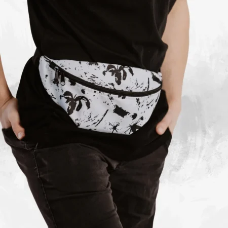 Neaizvietojams aksesuārs aktīviem cilvēkiem. Aizmirsti par piebāztām kabatām vai lielām somām, ja dodies atpūsties, uz festivālu vai vienkārši vēlies papildināt savu koptēlu ar jaunu aksesuāru! Būtiski, ka soma ir izgatavota no ūdensnecaurlaidīga materiāla.