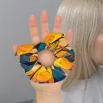 Matu gumija ar noņemamu banti “Rebeka” Tev palīdzēs, kad mati būs jāsavāc! Veido frizūru ar košo matu gumiju jau no rīta vai turi to somā, lai tā būtu pa rokai, kad nepieciešams. Situāciju ir tik daudz – brīvi izlaisti mati pa dienu, bet pēcpusdienā uz sporta zāli, aktīvā atpūtā vai gluži vienkārši Tev patīk mati copē vai sasieti “astē”. Matu gumija ir ērta lietošanā un veidi, kā to izmantot, ir tik daudz! Tā “neplēsīs” matus kā smalkākas gumijas, tātad ir krietni saudzējošāka matiem. Tavi mati ir burvīgi, tāpat kā Tu pati! Bet kāpēc tiem nepiešķirt vienu nelielu, foršu akcentu? Lai Tavi mati ir stilīgi un ar košu akcentu! Kombinē šo matu gumiju kopā ar jaku "Rebeka" vai citiem produktiem no šīs dizaina sērijas!