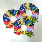 Matu gumija ar noņemamu banti “Rosario” Tev palīdzēs, kad mati būs jāsavāc! Veido frizūru ar košo matu gumiju jau no rīta vai turi to somā, lai tā būtu pa rokai, kad nepieciešams. Situāciju ir tik daudz – brīvi izlaisti mati pa dienu, bet pēcpusdienā uz sporta zāli, aktīvā atpūtā vai gluži vienkārši Tev patīk mati copē vai sasieti “astē”. Matu gumija ir ērta lietošanā un veidi, kā to izmantot, ir tik daudz! Tā “neplēsīs” matus kā smalkākas gumijas, tātad ir krietni saudzējošāka matiem. Tavi mati ir burvīgi, tāpat kā Tu pati! Bet kāpēc tiem nepiešķirt vienu nelielu, foršu akcentu? Lai Tavi mati ir stilīgi un ar košu akcentu! Kombinē šo matu gumiju kopā ar džemperi “Rosario” vai citiem produktiem no šīs dizaina sērijas!