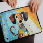 Portatīvais dators ir viena no vērtīgākajām un svarīgākajām ierīcēm, taču bez papildus aizsardzības tā ir arī viena no neaizsargātākajām un trauslākajām ierīcēm. Arī jaunākajiem datoru lietotājiem mēdz gadīties ķibeles, tāpēc palīdzi bērnam to nosargāt! Šis amizantais sunēns Dango vienmēr būs sardzē un priecēs ar savu klātbūtni! Neatkarīgi no tā, vai ceļo, dodies ikdienas gaitās vai izmanto to mājās, klēpjdators ir jāaizsargā no skrāpējumiem, triecieniem, kritieniem vai vienkārši nejaušas apliešanas ar ūdeni. Šis laptopa maks ir ne tikai funkcionāls, bet arī krāsains un stilīgs. Tas ir izgatavots no kvalitatīva materiāla, kas ir ūdensizturīgs, triecienu absorbējošs un pret skrāpējumiem. Mākslīgās kažokādas odere ir mīksta un saudzējoša datora virsmai. Neriskē sabojāt ikdienā tik svarīgo un nepieciešamo darba rīku un ietērp to šajā burvīgajā aizsargmakā!