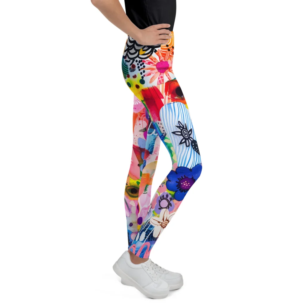 Meiteņu sporta legingi “Dorisa” ar košu akvareļu zīmējuma dizainu iepriecinās ikvienu krāsas mīlošu meiteni gan sportojot, gan arī ikdienā. Legingi labi sader kopā ar dažādiem t-krekliem, topiem, tunikām vai hūdijiem – jaunām un dzīvespriecīgām meitenēm labi piestāv teju viss! Meiteņu sporta legingi “Dorisa” ir izgatavoti no augstas kvalitātes auduma, kas ir mīksts, elastīgs un izturīgs, piekļaujas auguma aprisēm. Svarīgi, ka legingi ir viegli kopjami, neizbalē saulē un nezaudēs savu krāsu košumu pat pēc vairākkārtējām mazgāšanām. Atliek vien ievērot ieteikumus to kopšanai, kas norādīti uz etiķetes. Izbaudi kustību brīvību ar ērtu apģērbu visur – sportojot, dejojot, atpūšoties pie dabas un arī mājās!