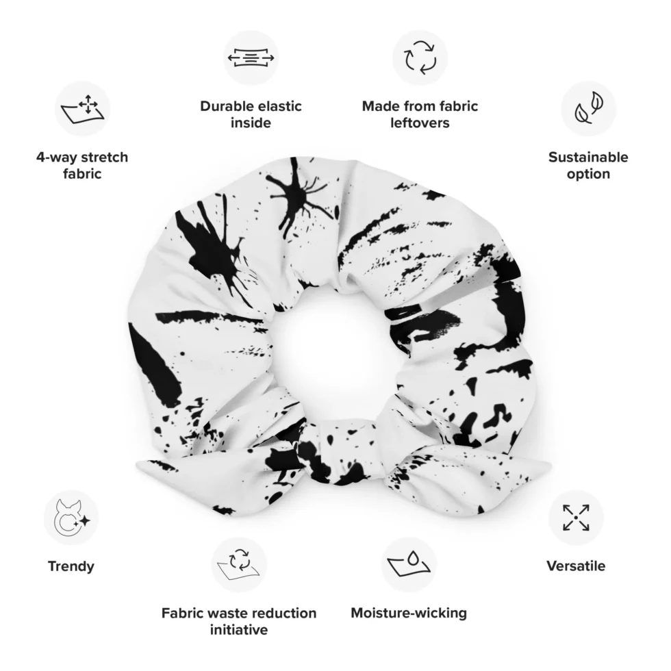 Matu gumija ar noņemamu banti “Logan” gaiši pelēkā krāsā ar melnu abstraktu apdruku Tev palīdzēs, kad mati būs jāsavāc! Veido frizūru ar šo matu gumiju jau no rīta vai turi to somā, lai tā būtu pa rokai, kad nepieciešams. Situāciju ir tik daudz – brīvi izlaisti mati pa dienu, bet pēcpusdienā uz sporta zāli, aktīvā atpūtā vai gluži vienkārši Tev patīk mati copē vai sasieti “astē”. Matu gumija ir ērta lietošanā un veidi, kā to izmantot, ir tik daudz! Tā “neplēsīs” matus kā smalkākas gumijas, tātad ir krietni saudzējošāka matiem. Tavi mati ir burvīgi, tāpat kā Tu pati! Bet kāpēc tiem nepiešķirt vienu nelielu, foršu akcentu? Lai Tavi mati ir stilīgi un ar košu akcentu! Kombinē šo matu gumiju kopā ar hūdiju “Logan” vai citiem produktiem no šīs dizaina sērijas!