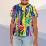 T-krekls bērniem “Rosario” ir tik krāsains un vasarīgs! Dizains veidots kā kaktusu motīvu interpretācija košā rokas gleznojumā. Vecāki noteikti novērtēs arī krekla praktiskās īpašības, jo tas saglabās savu izskatu un formu pat pēc vairākkārtējām mazgāšanām. Krekls “Rosario” ir piemērots gan ikdienai bērnudārzā, gan rotaļām brīvā dabā. Krekls lieliski saderēs kopā ar šortiem, biksēm vai svārciņiem. Ienes krāsas sava mazā piedzīvojumu meklētāja garderobē!