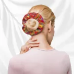 Matu gumija ar noņemamu banti “Bella” Tev palīdzēs, kad mati būs jāsavāc! Veido frizūru ar košo matu gumiju jau no rīta vai turi to somā, lai tā būtu pa rokai, kad nepieciešams. Situāciju ir tik daudz – brīvi izlaisti mati pa dienu, bet pēcpusdienā uz sporta zāli, aktīvā atpūtā vai gluži vienkārši Tev patīk mati copē vai sasieti “astē”. Matu gumija ir ērta lietošanā un veidi, kā to izmantot, ir tik daudz! Tā “neplēsīs” matus kā smalkākas gumijas, tātad ir krietni saudzējošāka matiem. Tavi mati ir burvīgi, tāpat kā Tu pati! Bet kāpēc tiem nepiešķirt vienu nelielu, foršu akcentu? Lai Tavi mati ir stilīgi un ar košu akcentu!