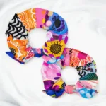 Matu gumija ar noņemamu banti “Dorisa” Tev palīdzēs, kad mati būs jāsavāc! Veido frizūru ar košo matu gumiju jau no rīta vai turi to somā, lai tā būtu pa rokai, kad nepieciešams. Situāciju ir tik daudz – brīvi izlaisti mati pa dienu, bet pēcpusdienā uz sporta zāli, aktīvā atpūtā vai gluži vienkārši Tev patīk mati copē vai sasieti “astē”. Matu gumija ir ērta lietošanā un veidi, kā to izmantot, ir tik daudz! Tā “neplēsīs” matus kā smalkākas gumijas, tātad ir krietni saudzējošāka matiem. Tavi mati ir burvīgi, tāpat kā Tu pati! Bet kāpēc tiem nepiešķirt vienu nelielu, foršu akcentu?