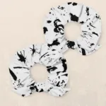 Matu gumija ar noņemamu banti “Logan” gaiši pelēkā krāsā ar melnu abstraktu apdruku Tev palīdzēs, kad mati būs jāsavāc! Veido frizūru ar šo matu gumiju jau no rīta vai turi to somā, lai tā būtu pa rokai, kad nepieciešams. Situāciju ir tik daudz – brīvi izlaisti mati pa dienu, bet pēcpusdienā uz sporta zāli, aktīvā atpūtā vai gluži vienkārši Tev patīk mati copē vai sasieti “astē”. Matu gumija ir ērta lietošanā un veidi, kā to izmantot, ir tik daudz! Tā “neplēsīs” matus kā smalkākas gumijas, tātad ir krietni saudzējošāka matiem. Tavi mati ir burvīgi, tāpat kā Tu pati! Bet kāpēc tiem nepiešķirt vienu nelielu, foršu akcentu? Lai Tavi mati ir stilīgi un ar košu akcentu! Kombinē šo matu gumiju kopā ar hūdiju “Logan” vai citiem produktiem no šīs dizaina sērijas!