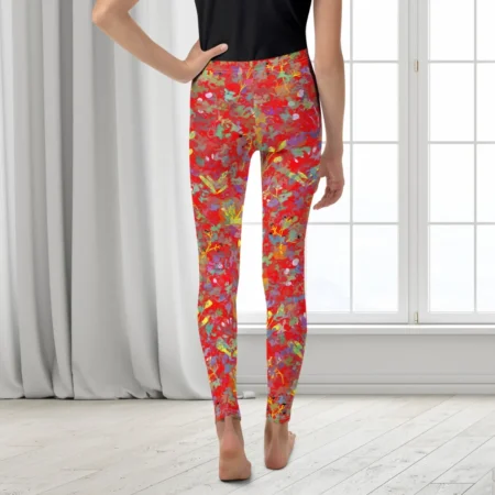 Meiteņu sporta legingi “Bella” apvieno stilīgu izskatu, ērtības un funkcionalitāti. Pateicoties to elastībai un izturībai, tie ir ideāli piemēroti sportošanai, dejošanai vai citām fiziskām aktivitātēm. Spandekss auduma sastāvā nodrošina tā elastību, bet poliesters palīdz audumam saglabāt formu un izturību pat pēc daudzām mazgāšanas reizēm. Poliesters arī labi saglabā krāsu sākotnējo izskatu un vieglu kopšanu. Ievēro mazgāšanas norādījumus, ko atradīsi uz etiķetes!