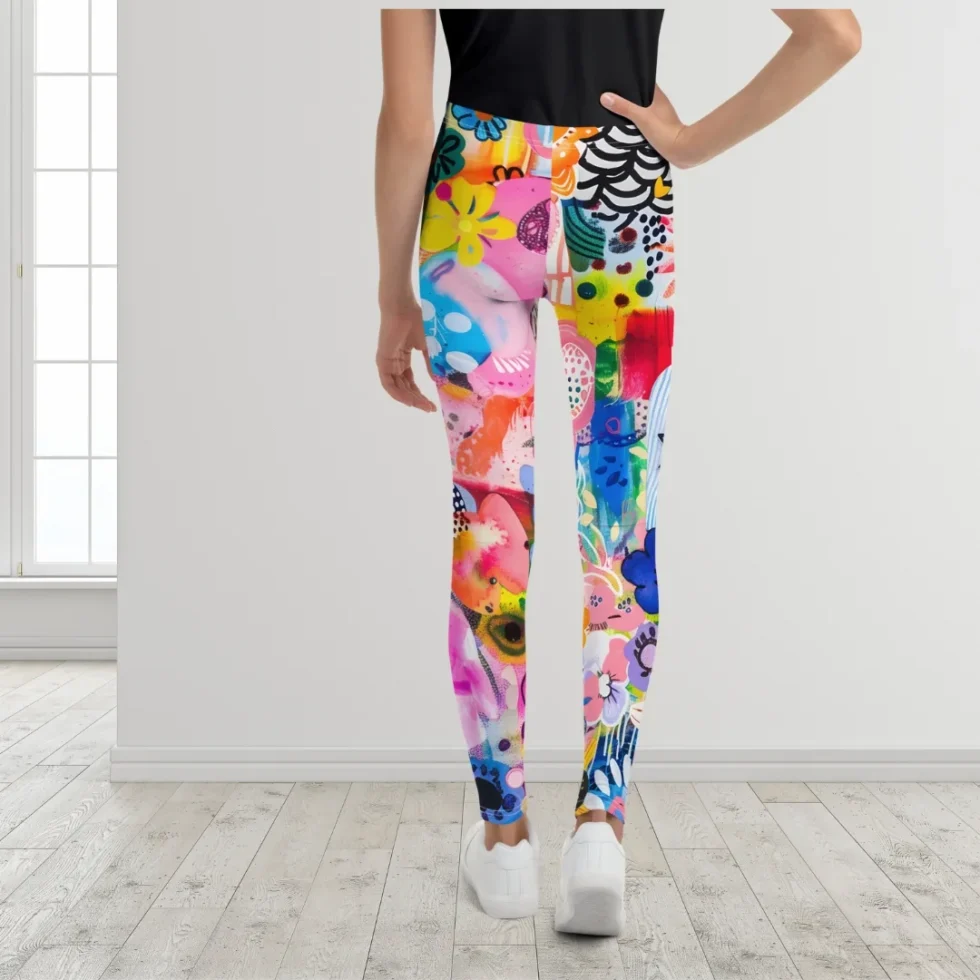 Meiteņu sporta legingi “Dorisa” ar košu akvareļu zīmējuma dizainu iepriecinās ikvienu krāsas mīlošu meiteni gan sportojot, gan arī ikdienā. Legingi labi sader kopā ar dažādiem t-krekliem, topiem, tunikām vai hūdijiem – jaunām un dzīvespriecīgām meitenēm labi piestāv teju viss! Meiteņu sporta legingi “Dorisa” ir izgatavoti no augstas kvalitātes auduma, kas ir mīksts, elastīgs un izturīgs, piekļaujas auguma aprisēm. Svarīgi, ka legingi ir viegli kopjami, neizbalē saulē un nezaudēs savu krāsu košumu pat pēc vairākkārtējām mazgāšanām. Atliek vien ievērot ieteikumus to kopšanai, kas norādīti uz etiķetes. Izbaudi kustību brīvību ar ērtu apģērbu visur – sportojot, dejojot, atpūšoties pie dabas un arī mājās!