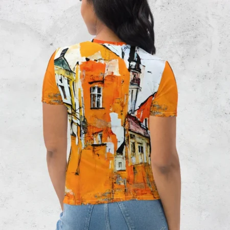 Noslēpumaini abstrakti dzintara krāsas vecpilsētas silueti un viegli izplūdušas līnijas uz T-krekla akcentēs Tavu māksliniecisko un neordināro personību, kā arī ļaus ikdienas apģērbam piešķirt īpašu noskaņu. Varbūt raugoties uz šo kreklu, Tev jau ir radies savs stāsts? Romantiska pastaiga pa vecpilsētas šaurajām ielām, pārdomu piesātinātā vienatnē vai sadotās rokās ar mīļoto? Esi savas dzīves mākslinieks un izpkrāso to pēc savas sirds patikas! Šis T-krekls iemieso sevī arī pavisam praktiskas īpašības, ko ikviens novērtē ikdienā – tas ir ērts, mazgājot nezaudē krāsas, formu, neburzās, to ir viegli kombinēt ar dažādiem citiem apģērbiem. Īpaši lieliski tas izskatās ar dažādu krāsu džinsa un lina biksēm vai svārkiem. Atceries – arī praktiskam un ērtam apģērbam nav jābūt garlaicīgam!