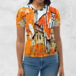 Noslēpumaini abstrakti dzintara krāsas vecpilsētas silueti un viegli izplūdušas līnijas uz T-krekla akcentēs Tavu māksliniecisko un neordināro personību, kā arī ļaus ikdienas apģērbam piešķirt īpašu noskaņu. Varbūt raugoties uz šo kreklu, Tev jau ir radies savs stāsts? Romantiska pastaiga pa vecpilsētas šaurajām ielām, pārdomu piesātinātā vienatnē vai sadotās rokās ar mīļoto? Esi savas dzīves mākslinieks un izpkrāso to pēc savas sirds patikas! Šis T-krekls iemieso sevī arī pavisam praktiskas īpašības, ko ikviens novērtē ikdienā – tas ir ērts, mazgājot nezaudē krāsas, formu, neburzās, to ir viegli kombinēt ar dažādiem citiem apģērbiem. Īpaši lieliski tas izskatās ar dažādu krāsu džinsa un lina biksēm vai svārkiem. Atceries – arī praktiskam un ērtam apģērbam nav jābūt garlaicīgam!