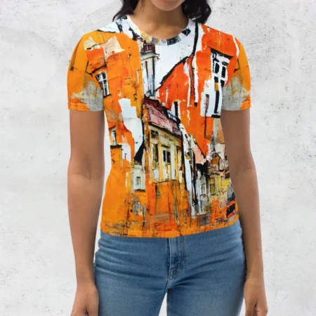 Noslēpumaini abstrakti dzintara krāsas vecpilsētas silueti un viegli izplūdušas līnijas uz T-krekla akcentēs Tavu māksliniecisko un neordināro personību, kā arī ļaus ikdienas apģērbam piešķirt īpašu noskaņu. Varbūt raugoties uz šo kreklu, Tev jau ir radies savs stāsts? Romantiska pastaiga pa vecpilsētas šaurajām ielām, pārdomu piesātinātā vienatnē vai sadotās rokās ar mīļoto? Esi savas dzīves mākslinieks un izpkrāso to pēc savas sirds patikas! Šis T-krekls iemieso sevī arī pavisam praktiskas īpašības, ko ikviens novērtē ikdienā – tas ir ērts, mazgājot nezaudē krāsas, formu, neburzās, to ir viegli kombinēt ar dažādiem citiem apģērbiem. Īpaši lieliski tas izskatās ar dažādu krāsu džinsa un lina biksēm vai svārkiem. Atceries – arī praktiskam un ērtam apģērbam nav jābūt garlaicīgam!