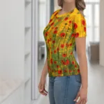 Sieviešu T-krekls “Benita” iekaros Tavu sirdi ar vasaras motīviem dzeltenos un zaļos toņos, tas simbolizē dabas atdzimšanu un saulainas dienas! Ikdienas stilam kombinē T-kreklu "Benita" ar džinsiem, šortiem vai svārkiem un kedām vai sandalēm. Velkot šo kreklu kopā ar legingiem, iegūsi sportisku stilu, bet, lai izskatītos elegantāk, papildini savu tērpu ar vieglu žaketi un kurpēm uz augstāka papēža. Pateicoties klasiskajam piegriezumam, T-krekls ir piemērots visu figūru tipiem. Tas ir ērts, bet, galvenais, tas nezaudēs krāsas un formu pat pēc vairākkārtējām mazgāšanām. Lai krekls kalpotu pēc iespējas ilgāk, ievēro kopšanas norādījumus uz etiķetes! Šis T-krekls ir ražots Latvijā! Iegādājies T-kreklu “Benita” jau šodien un izbaudi prieku, ko sniedz krāsas!