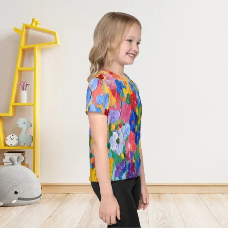 T-krekls meitenēm “Ulla” piedāvā unikālu un māksliniecisku pieeju ikdienas apģērbam. Krekla dizains veidots kā zīmējums eļļas tehnikā, kas tam piešķir īpašu tekstūru un izskatu. Krekls "Ulla" ir dzīvespriecīgs un košs kā pati bērnība! Jebkura meitenīe uzziedās šajā kreklā kā krāšņs zieds! Krekls ir arī praktisks lietošanā, jo tas nezaudēs formu un krāsas pat pēc vairākkārtēeejām mazgāšanām. Ievēro uz etiķetes esošos norādījumus mazgāšanai. T-krekls “Ulla” ir piemērots gan ikdienai bērnudārzā, gan rotaļām brīvā dabā. Krekls lieliski saderēs kopā ar šortiem, biksēm vai svārciņiem. Krāsu bērna garderobē nekad nevar būt par daudz!