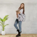 Taša ar kokvilnas rokturiem “Logan” gaiši pelēkā pamattonī un ar melnas krāsas abstraktiem elementiem ir vasarīga un praktiska izvēle. Šo krāsu kombināciju varēsi komplektēt ar visadažādako stilu un krāsu apģērbiem. Taša ir patiesi ērts vasaras aksesuārs, jo vari to izmantot gan ikdienā, gan dodoties atpūtā. Tu noteikti novērtēsi arī kokvilnas rokturus, kurus ir patīkami turēt rokās. Ak, jā, ņemot līdzi datoru, neaizmirsti to aizsargāt pret skrāpējumiem, nejaušas apliešanas ar ūdeni un citām nebūšanām, tāpēc noteikti izmanto laptopu aizsargājošo maku!