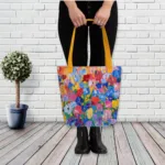 Taša ar kokvilnas rokturiem "Ulla” iekrāsos Tavu ikdienu košās krāsās, lai kurp Tu dotos. Lai Tu justos ērti, izvēlies vienkāršas un praktiskas lietas, ļauj krāsām padarīt tās īpašas! Tašas "Ulla" dizains veidots kā ziedu gleznojums eļļas tehnikā. Košie ziedi un krāsas iedvesmos Tevi romantiskiem un neaizmirstamiem vasaras piedzīvojumiem un kalpos kā spilgts akcents Tavā garderobē. Taša ir ideāla nelieliem iepirkumiem, savu personīgo lietu līdzņemšanai ikdienas gaitās, kā arī tajā ietilpst 13'' portatīvais dators. Tu noteikti novērtēsi arī kokvilnas rokturus, kurus ir patīkami turēt rokās. Ak, jā, ņemot līdzi datoru, neaizmirsti to aizsargāt pret skrāpējumiem, nejaušas apliešanas ar ūdeni un citām nebūšanām, tāpēc noteikti izmanto laptopu aizsargājošo maku! Pērkot tašu "Ulla", vari izvēlēties rokturus sarkanā vai dzeltenā krāsā!