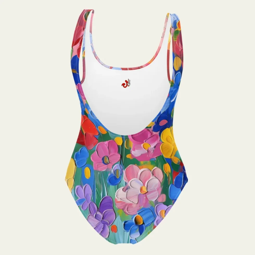 Viendaļīgs peldkostīms “Ulla” ir lielisks veids, kā izcelties ļaužu pilnā pludmalē! Ja vēlies, lai Tevi pamana, izvēlies košas krāsas un rakstus! Turklāt krāsains peldkosīms izceļ ķermeņa iedegumu. Vasara ir īstais laiks izklaidēm un priekam, tāpēc vairo to ar krāsainiem apģērbiem un aksesuāriem! Atpūšoties ir arī ļoti svarīgi, lai Tev būtu viegli un komfortabli kustēties, tāpēc peldkostīms “Ulla” ir bez liekām detaļām un šūts pēc klasiska piegriezuma. Materiāls ir patīkams uz tausti, bet pievienotais spandekss nodrošina elastību. Audums neizbalēs saulē un peldkostīms nezaudēs formu pēc mazgāšanām. Audums un apdruka nebojājas hlora ietekmē. Seko, lūdzu, kopšanas norādījumiem uz etiķetes!