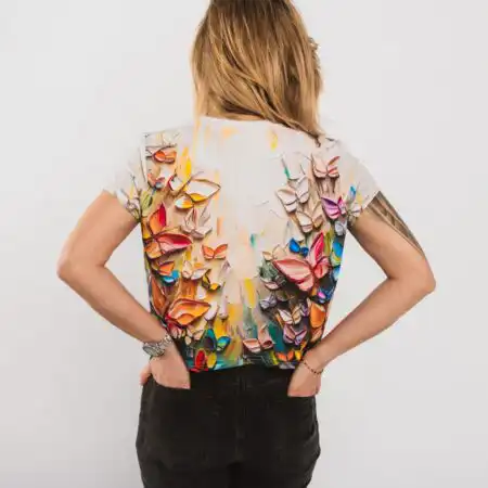 sieviešu crop tops ar 3d tauriņu apdruku, košas krāsas, redzams modelei no mugurpuses