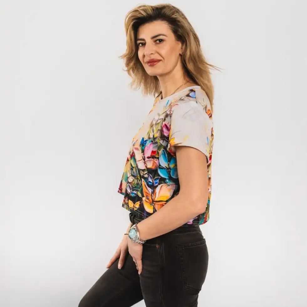 īsais vasaras crop tops, sānu skatā, rakstā koši tauriņi ar 3d efektu