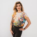 Crop tops ar tauriņu un ziedu motīvu, 3d dizains, krekls redzams uz modeles no priekšpuses