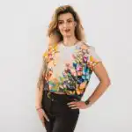 Crop tops ar tauriņu un ziedu motīvu, 3d dizains, krekls redzams uz modeles no priekšpuses