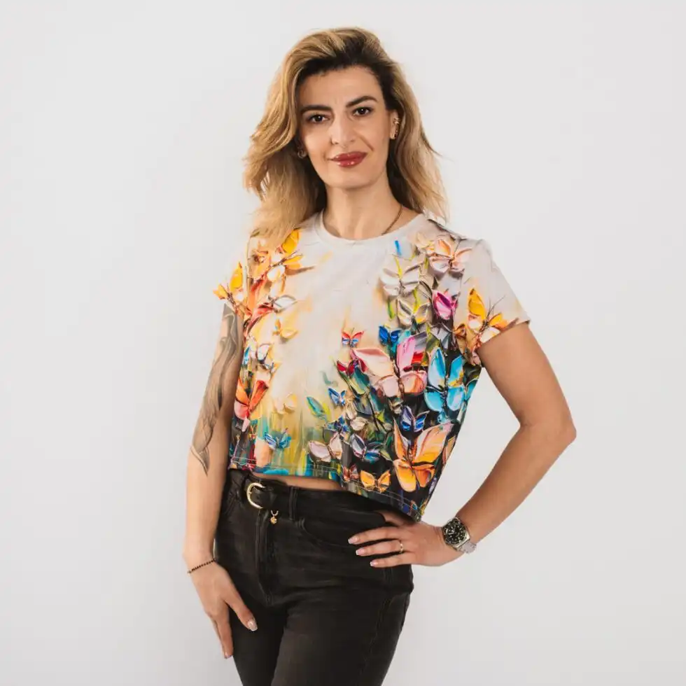 Crop tops ar tauriņu un ziedu motīvu, 3d dizains, krekls redzams uz modeles no priekšpuses