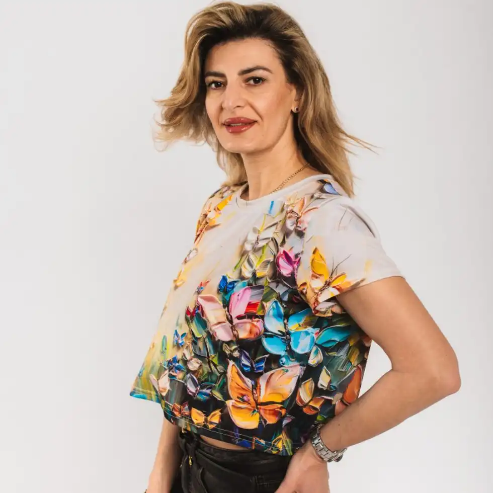3d dizains ar taureņiem, sieviešu crop tops, redzams uz modeles auguma no sāniem