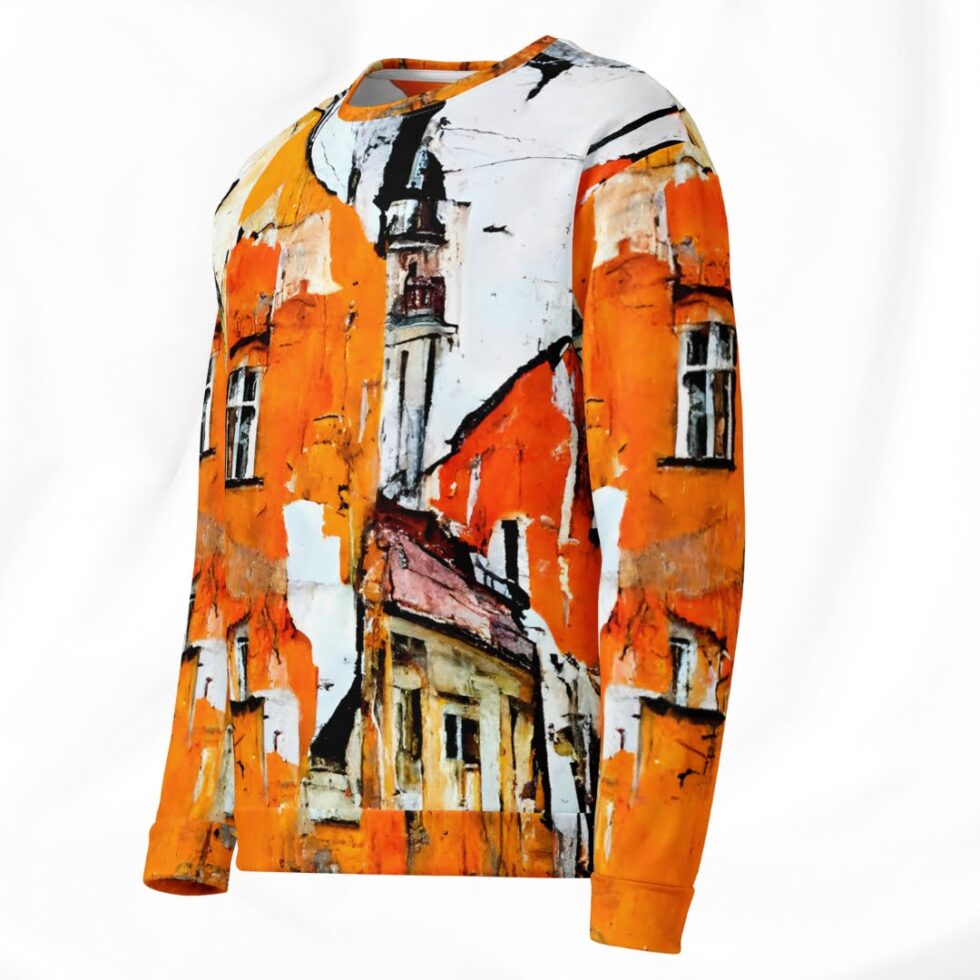 Unisex piegriezuma džemperis ar vecpilsētas siluetu dzintara toņos. Attēlā redzams džempera kreisais sāns no priek;spuses.