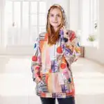 patchwork stila apdruka uz hūdija, košas krāsas, demonstrē meitene ar kapuci galvā