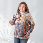 Ikdienas stila unisex hūdijs ar apdruku, modele no priekšpuses