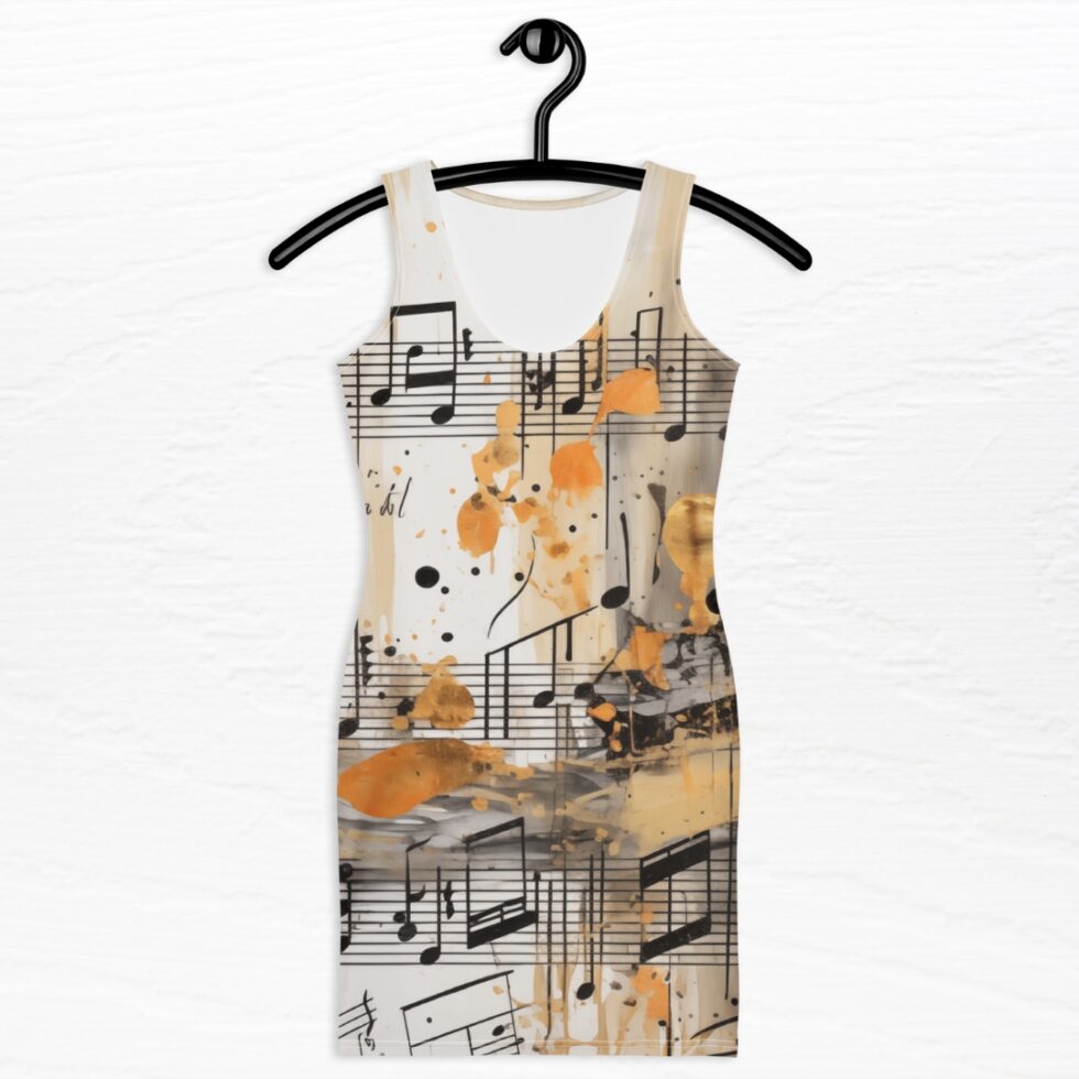 Kleita ar mūzikas elementiem un notīm, bildē uz pakaramā redzams kleitas piegriezums