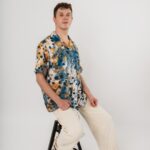 Krekls ar unikālu apdruku – izgatavots Latvijā no pārstrādāta poliestera. Brīvs stils