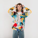 Koša un abstrakta unisex jaka ar kapuci, skats no priekšpuses