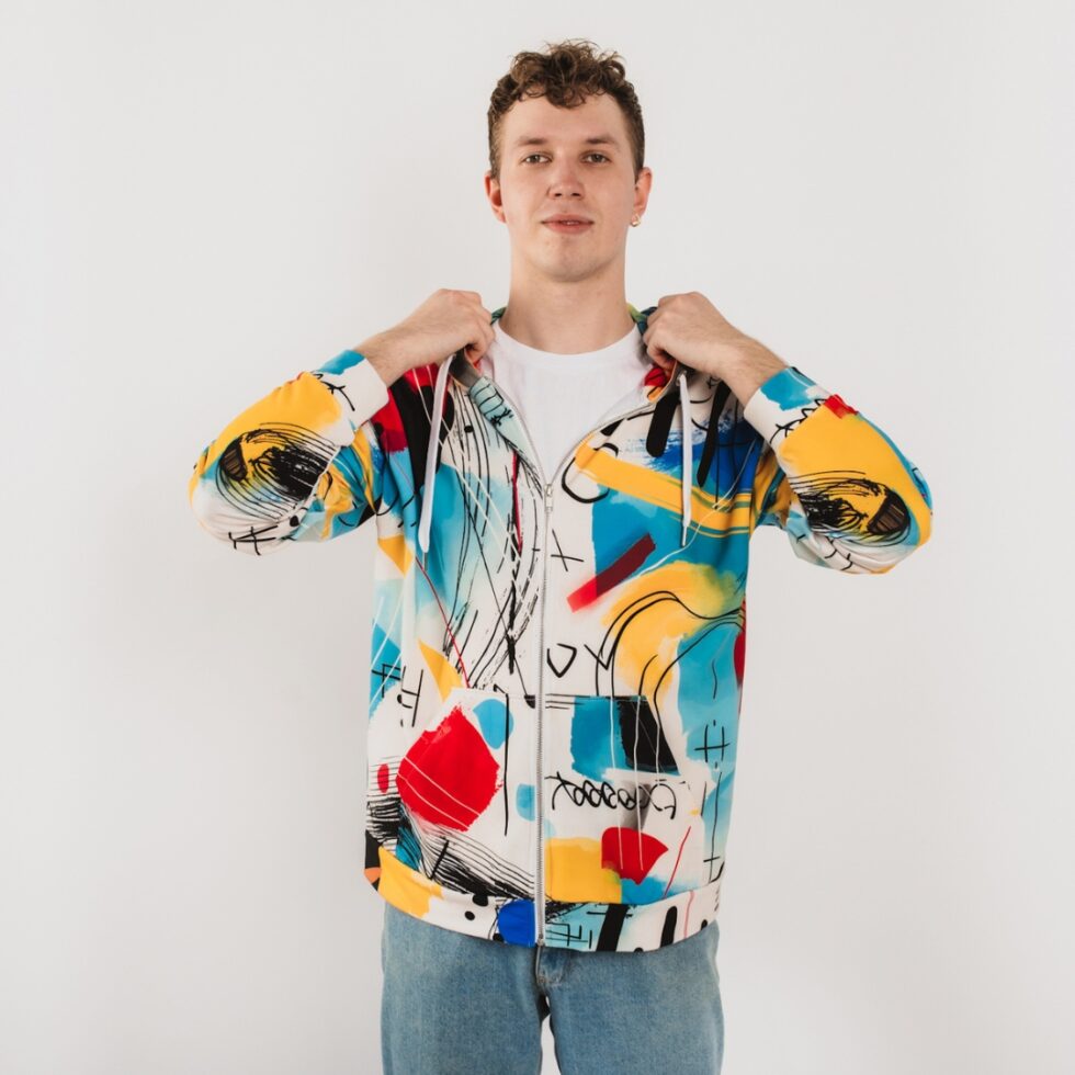 Abstrakta un krāsaina jaka ar kapuci, viegli kombinēt ar dažādām biksēm