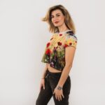 Spilgts un sievišķīgs tops ar īsām piedurknēm, ar gleznainu magoņu apdruku