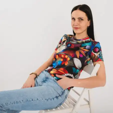 Sieviešu T-krekls ar ziedu dizainu “Marta” XS – 2XL