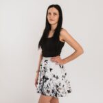 Sieviešu saules piegriezuma svārki ar ģeometrisku apdruku, skeiteru svārki, sānu skats