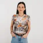 īsais sieviešu krekls ar īsām piedurknēm, apdrukā stilizētas notis un mūzikas simboli, sieviete no priekšpuses