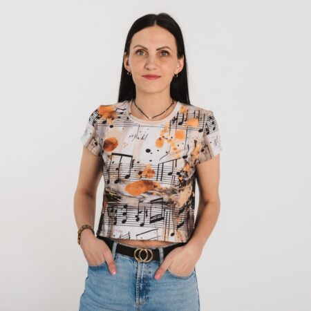 īsais sieviešu krekls ar īsām piedurknēm, apdrukā stilizētas notis un mūzikas simboli, sieviete no priekšpuses