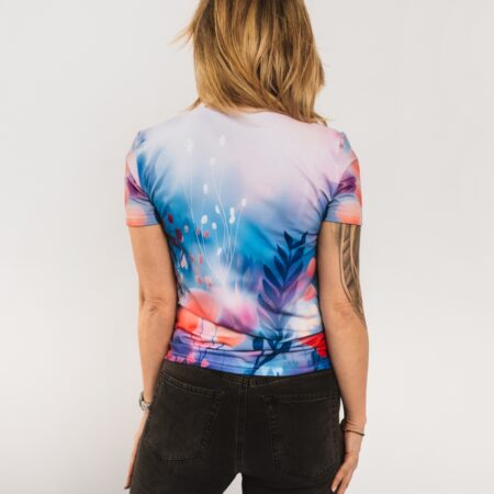 no mugurpuses redzams sieviešu t-krekls maigos pasteļtoņos ar romantisku un gaisīgu apdruku