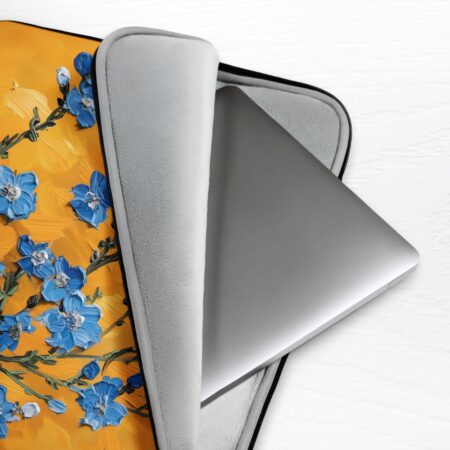 Aizsargājoša datora maka iekšpuse klāta ar mīkstu mākslīgo kažookādu