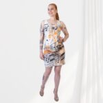 sieviete kleitā ar mūzikas motīvu, dizainā izmantots nošu motīvs