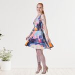 Abstrakta dizaina moderna vasaras kleita ar kuplu apakšējo daļu, skats no sāniem kustībā